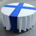 Mesa Redonda 10p + mantel blanco + camino azul