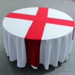 Mesa Redonda 10p + mantel blanco + camino rojo