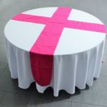 Mesa Redonda 10p + mantel blanco + camino rosado