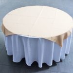 Mesa Redonda 10p + mantel blanco + carpeta damasco