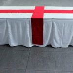 Mesa rectangular 10p + mantel + faldin + camino rojo