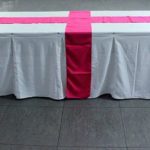 Mesa rectangular 10p + mantel + faldin + camino rosado