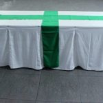 Mesa rectangular 10p + mantel + faldin + camino verde