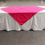 Mesa rectangular 10p + mantel + faldin + carpeta rosado